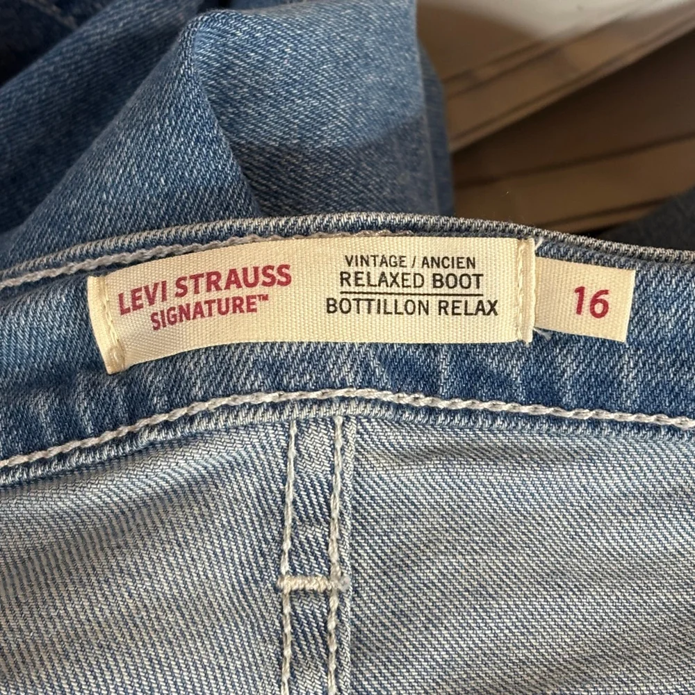 Levi’s Vintage Relaxed Bootcut Blue Jeans Women’s Size 16 Zipper Fly Wide Leg